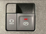 指先だけで簡単に操作が可能な電動パーキングブレーキを採用。「HOLD」スイッチを押すと、渋滞や信号待ちなどでブレーキペダルから足を離しても、ブレーキを保持するので安心です