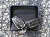 【スマートキー】キーをバッグやポケットに入れたままでもドアロックの開閉が出来るほか、エンジンキーを挿さなくてもエンジンスタートストップが出来ます。