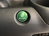 ECON モードをON にするとアクセルペダルの動きに対するエンジンの反応とエアコンの制御を切り換えることで、燃費のいい運転をするドライバーがペダルを踏んだ時と同じようにエンジンを制御します。