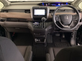 車内は光触媒抗菌消臭施工済です。スタイリッシュなデザインでスポーティなインパネ周りを演出します。グローブボックスやカップホルダーのほかにトレーなどたくさんの収納スペースが付いています。