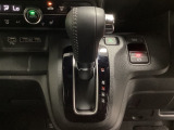 CVT車のセレクトレバーです。低速から高速まで、変速ショックのないスムーズな走りと、エンジン効率のよい領域を維持して燃費にも貢献します。サイドブレーキはスイッチ操作の電子制御パーキングブレーキです。