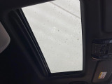 【サンルーフ】開放感たっぷりの希少装備、サンルーフが装着されています!車内に明かりを取り入れたり景色を楽しむ以外にも、車内の空気も簡単に換気できて快適です!