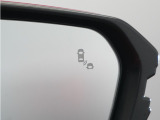 車線変更を支援。ブラインドスポットインフォメーションは、走行中の死角になりやすい自車の斜め後方車両を検知し、ドライバーへ注意を促すことで運転負荷を軽減する機能です。