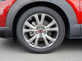 18インチ純正アルミホイールを装備。タイヤサイズは215/55R18となります。