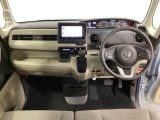 車内は光触媒抗菌消臭施工済です。インパネ周りはスタイリッシュなデザインで機能や装備も充実しています。グローブボックスやカップホルダーのほかにトレーなどたくさんの収納スペースが付いています。