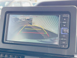 【バックカメラ】駐車時に後方がリアルタイム映像で確認できます。大型商業施設や立体駐車場での駐車時や、夜間のバック時に大活躍!運転スキルに関わらず、今や必須となった装備のひとつです!