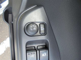 ☆助手席側のミラーを運転席から操作をして角度を変えられるので、駐車をするときや縦列駐車をするときに便利です。