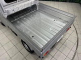 積み下ろしのしやすいデッキにはたっぷりと荷物を積み込んでいただけます。遊びから仕事まで、様々なシーンで頼れます♪