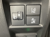 ハンドルの右側にはヘットライトリベライザーとHondaセンシング用のメインスイッチがついています。ヘッドライトリベライザーは道路状況や積荷の加重に応じてライトの高さを調節できます。