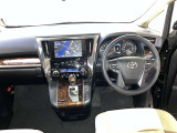 運転席周りのレイアウトをご覧ください。ナビゲーションが綺麗に装着されすっきり収まってますね!