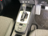 シンプルでとても使いやすいフロアシフトに、パーキングブレーキは電子制御パーキングブレーキです。