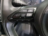 ステアリングには運転中でも簡単に操作できる各種スイッチついてます