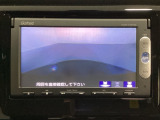ギヤをR(バック)に入れるとナビの画面に後ろの映像が映るリアカメラ付です。後退時、コンディションが悪い視界でもカラーバックモニターがドライバーをサポートします。