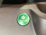 ECON モードをON にするとアクセルペダルの動きに対するエンジンの反応とエアコンの制御を切り換えることで、燃費のいい運転をするドライバーがペダルを踏んだ時と同じようにエンジンを制御します。