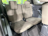 床下収納式のサードシートです。座席部分をコンパクトに収納でき、広大な荷室スペースとしてお使いいただけます!乗車人数や荷物の量など利用シーンに合わせて3列目を有効活用でき、とっても便利♪