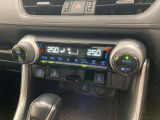 デュアルエアコンとは、運転席と助手席で、個別に温度設定ができる機能です。気温の感じ方は、人それぞれ違うもの。乗る人に優しい機能ですね。