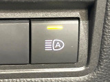 【アダプティブハイビーム】遠くまで明るく照らすハイビームを先行車や対向車に照射しない様、自動で調整!毎回手動で切り替える必要がなく、夜間走行時のストレスも軽減。安全性向上にも寄与します。