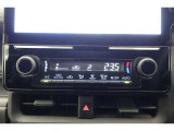 ★エアコンはオートタイプが装着済みです!オートモードにしておけば、車内温度を設定するだけで風の料や吹き出し口の切り替えを機械が行ってくれます!一年中快適な環境を作れますよ♪