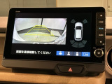 リバースギアに入れるだけで後方の表示へ切り替わります。夜間や雨の日の駐車も楽になりますよ。