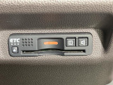 【ETC】有料道路を利用する際に料金所で停止することなく通過できる、ETC車載器(ノンストップ自動料金収受システム機器)が装備されています。セットアップを行うことで利用可能になります。