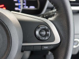 アダプティブクルーズコントロール機能付きです。走行中に先行車の様子を検知しながら、設定した車速の範囲内で先行車との距離のキープを支援します。詳細は販売店スタッフまでおたずねください。