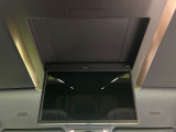 【13.2型フリップダウン】大画面モニターで後席でもエンタメをお楽しみいただけます。家族や友人とお出かけする機会が多い方に大人気です♪