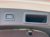 【パワーリアゲート】キーのスイッチまたは車両の各種スイッチを操作することにより、リアゲートが自動で開閉します。
