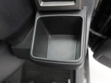 【カップホルダー】エアコン吹き出し口下部に設置されていますので使いやすさバッチリ!運転席から手の届くちょうどの位置です!
