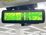 【スマートリヤビューミラー】後席の大きな荷物や同乗者で後方が確認しづらい時でも安心!カメラが撮影した車両後方の映像をルームミラー内に表示。クリアな視界で状況の確認が可能です!