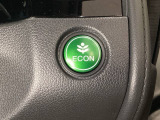 ECON モードをON にするとアクセルペダルの動きに対するエンジンの反応とエアコンの制御を切り換えることで、燃費のいい運転をするドライバーがペダルを踏んだ時と同じようにエンジンを制御します。