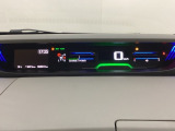 中央にデジタル表示のスピードメーターを配したハイブリット専用メーターになっています。左側のインフォメーション画面で燃費などの情報を確認できます。