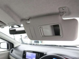 バニティミラー付サンバイザー。運転席のサンバイザー裏に装備される小さなミラーです。身だしなみチェックに使えます。