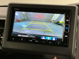 リバースギアに入れるだけで後方の表示へ切り替わります。夜間や雨の日の駐車も楽になりますよ。