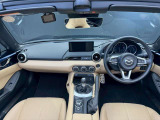スポーツカーらしいデザインのインパネ周りはかっこいいですね