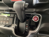 CVT車のセレクトレバーです。低速から高速まで、変速ショックのないスムーズな走りを実現するとともに、エンジン効率のよい領域を維持することで燃費にも貢献します。