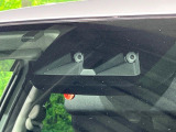 【スマートアシスト】走行中に前方の車両等を認識し、衝突しそうな時は警報とブレーキで衝突回避と被害軽減をアシスト。より安全にドライブをお楽しみいただけます。