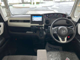 操作性に優れた運転席となります!小物入れや各ボタンの配置にこだわり、使いやすいです!座り心地もよく視認性も良好なのでロングドライブもお任せ下さい!