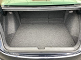 広々としたトランクスペースを備えており、日常の買い物から旅行の荷物までしっかり収納。