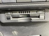 【ETC】有料道路を利用する際に料金所で停止することなく通過できる、ETC車載器(ノンストップ自動料金収受システム機器)が装備されています。セットアップを行うことで利用可能になります。