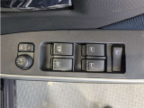 パワーウィンドウのスイッチですよ。 運転席に居ながら窓を開け閉めのコントロールできますよ。 ロック機能で、子供がイタズラして窓を開けるという事も無くなりますよ。