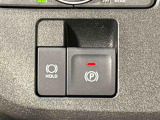 指先だけで簡単に操作が可能な電動パーキングブレーキを採用。「HOLD」スイッチを押すと、渋滞や信号待ちなどでブレーキペダルから足を離しても、ブレーキを保持するので安心です