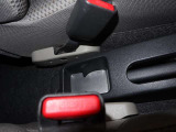運転席と助手席の間に小物入れがあり小物を収納するのに便利です。