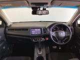 運転席は、大きな座面と包み込むような背もたれがドライバーの身体全体をしっかり支えます。上質なシート素材と座り心地のよいクッションを採用し、長時間の運転やコーナーの多い道も快適です