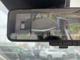 【全方位カメラ】自車を真上から見下ろす視点をモニターに映す機能。駐車や離合時の死角を無くして安全を支えます。トヨタ名のパノラミックビュー等、現代の商談では外せない必須の安全装備です。