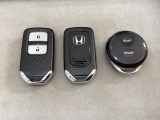 スマートキーを装備しています。鍵を差し込むことなくドアロックの開け閉めと、スタートボタン操作でのエンジンスタートができます。加えて、純正リモコンエンジンスターター用の操作キーもついています。