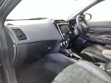 運転席周りのレイアウトをご覧ください。ナビゲーションが綺麗に装着されすっきり収まってますね!