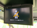【12.1インチ後席モニター】家族や友人とお出かけする機会が多い方に大人気の後席モニターを装備!見やすい位置に画面がありテレビやDVDの視聴も快適!友達もお子様も、後席にしか乗らなくなるかも??