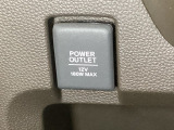 アクセサリーソケットはUSBのアダプターなどをつければ、スマホの充電にも使えます。移動中に充電もできるので便利です。