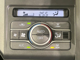 【オートエアコン】一度お好みの温度に設定すれば、車内の温度を検知し風量や温度を自動で調整。暑い&hellip;寒い&hellip;と何度もスイッチ操作をする必要はありません。快適な車内空間には必須の機能ですね♪