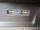 充電用USBポート☆2ポートあるので使い勝手便利です